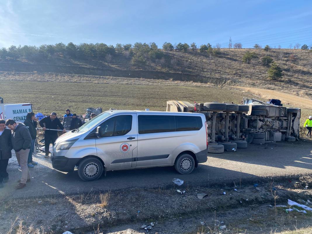 Belediyeye ait zift yüklü kamyon, kamyonetin üzerine devrildi: 3 personel öldü 6